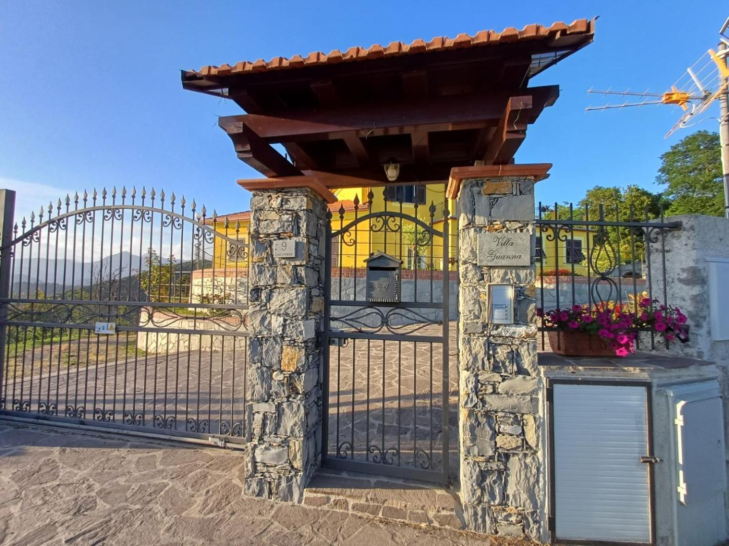 Joivy Villa Guanna - Charming Flat With Garden Bracco Luaran gambar